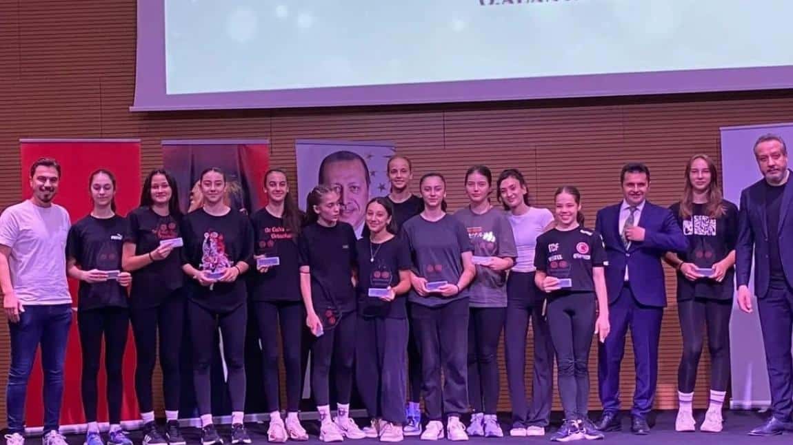 Voleybol Takımımız Antalya 'Nin Altın Çocukları Ödülünü Aldı.